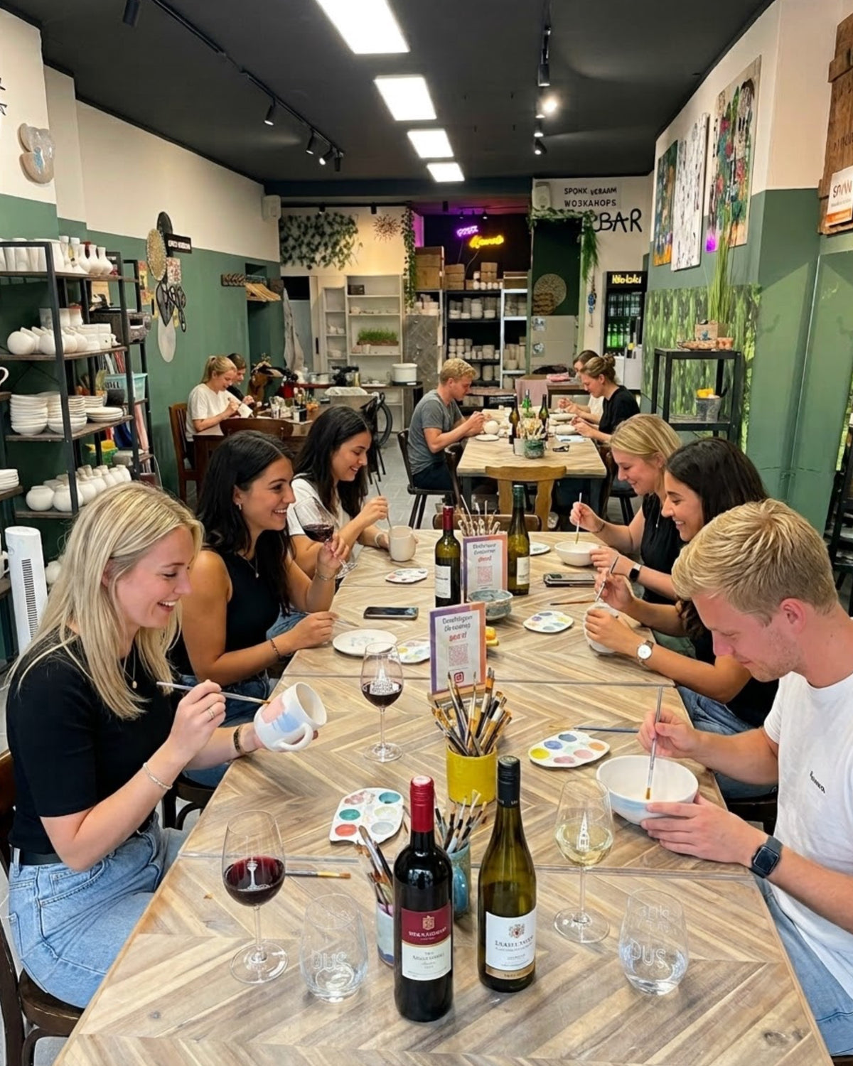 Keramik bemalen und Wein genießen